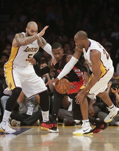 Bryant's 20th career triple-double lifts Lakers over Toronto 129-122 in OT | iNFOnews.ca