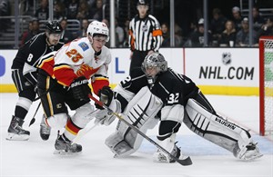 Dennis Wideman scores late in OT, and Calgary Flames rally past LA Kings 2-1 | iNFOnews.ca CP31547026