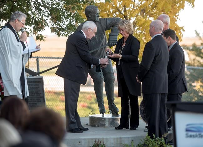 Ashes of Gordie Howe and wife placed beneath Howe's statue in Saskatoon | iNFOnews.ca