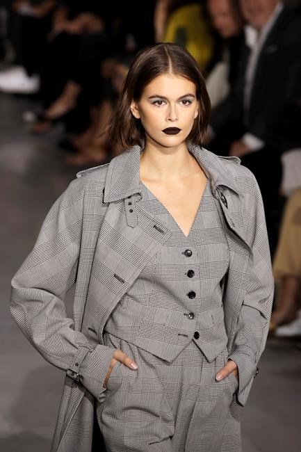 Fendi lets sun shine on post-Lagerfeld era, glancing back | iNFOnews.ca Fendi lets sun shine on post-Lagerfeld era, glancing back | iNFOnews.ca
