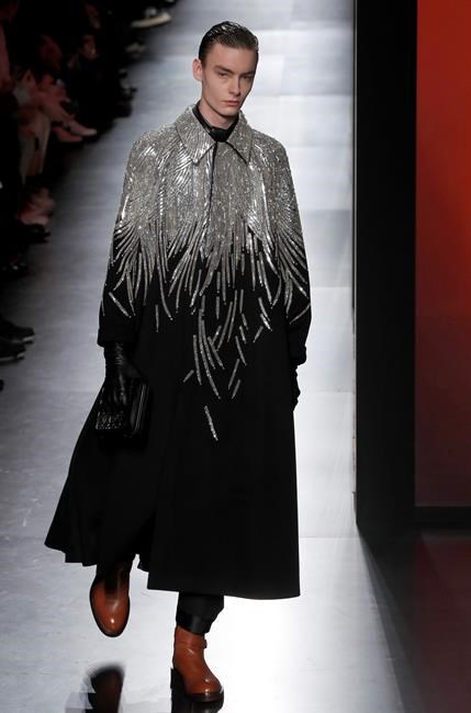 Dior sparks mayhem with couture-infused Paris menswear show | iNFOnews.ca Dior sparks mayhem with couture-infused Paris menswear show | iNFOnews.ca