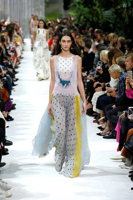 Fonda, Mirren make star turns as fashion models for L'Oreal | iNFOnews.ca