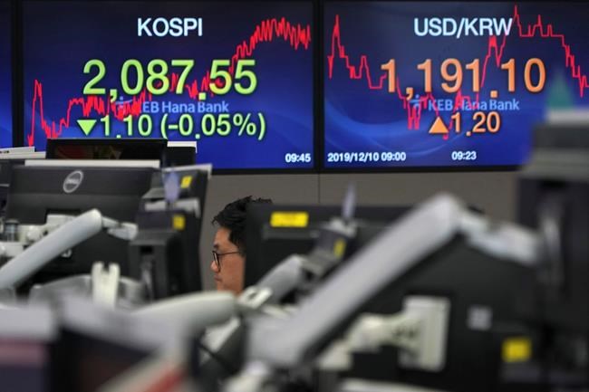 Asian stocks fall ahead of US tariff deadline, US, EU rates | iNFOnews.ca