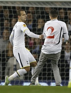 UEFA charges Tottenham for 3 fans running on pitch in Europa League ambush marketing stunt | iNFOnews.ca