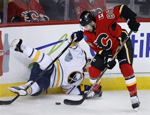 Johnny Gaudreau stays hot after all-star break in Flames' 4-1 win over Sabres | iNFOnews.ca CP31659374