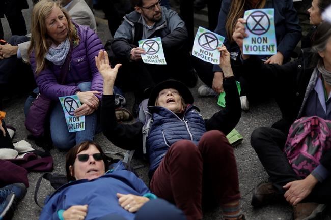 Climate change activist climbs on plane, others stop traffic | iNFOnews.ca CP312008872