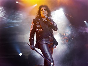 Rock star Alice Cooper shocks 'Rock of Ages' audience by joining the cast on stage in London | iNFOnews.ca CP19793942