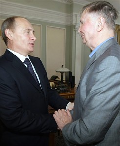 Soviet hockey coach Viktor Tikhonov, whose teams won 3 Olympic gold medals, dies at 84 | iNFOnews.ca