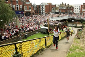 Ready or not: Olympic flame arrives in London, 2012 host city shifts into higher gear | iNFOnews.ca CP19472215