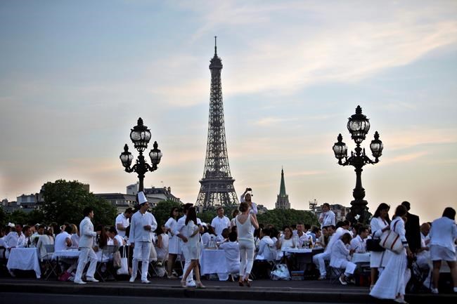 Paris' 30th 'Diner en Blanc' starts at Les Invalides | iNFOnews.ca