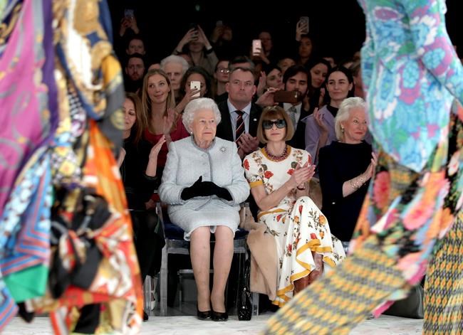 Stylish Queen Elizabeth II makes first Fashion Week visit | iNFOnews.ca Stylish Queen Elizabeth II makes first Fashion Week visit | iNFOnews.ca
