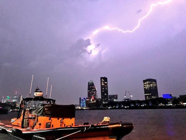 Huge lightning storms in UK disrupt travel at London airport | iNFOnews.ca Huge lightning storms in UK disrupt travel at London airport | iNFOnews.ca
