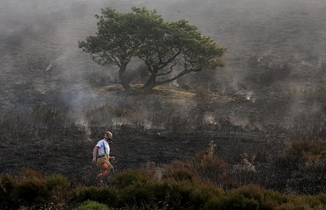 Fire rages across tinder-dry moorland in northwest England | iNFOnews.ca