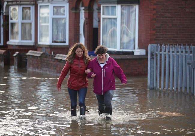 Torrential rain in England kills 1; floods streets | iNFOnews.ca