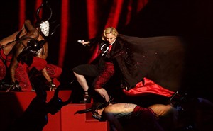 Madonna says she hit her head, suffered whiplash in widely viewed stage tumble at Brit Awards | iNFOnews.ca CP32076454
