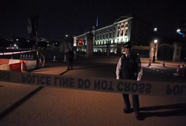 2 police hurt arresting man with knife at Buckingham Palace | iNFOnews.ca