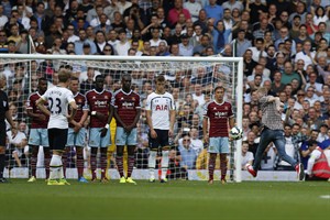 Supporter runs onto field to take free kick during West Ham-Tottenham game in Premier League | iNFOnews.ca CP29521547