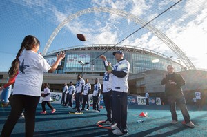 Dallas Cowboys quarterback Tony Romo practices for the 1st time since arriving in London | iNFOnews.ca CP30593027