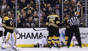 Blackhawks earn 8th straight win, beating Bruins 3-2 but losing Toews in the process | iNFOnews.ca CP31082089