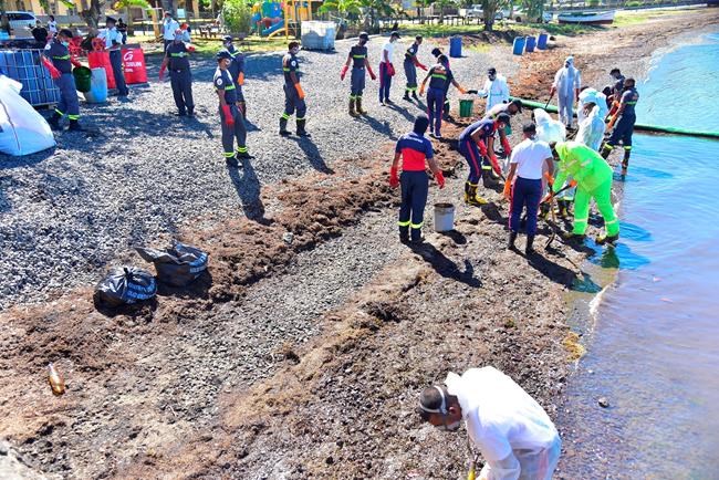 Mauritius seeks compensation as oil spill cleanup continues | iNFOnews.ca CP647008460