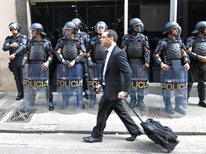 Brazil subway workers threaten to walk out as World Cup starts in Sao Paulo | iNFOnews.ca CP28709914