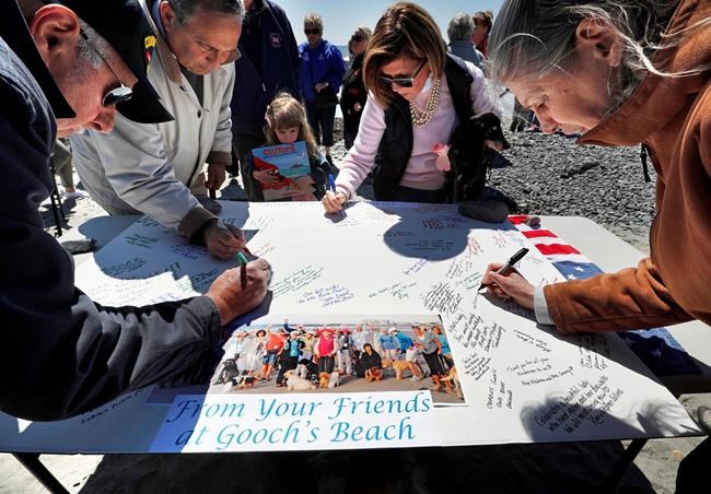 With dogs in tow, Maine community remembers Barbara Bush | iNFOnews.ca With dogs in tow, Maine community remembers Barbara Bush | iNFOnews.ca