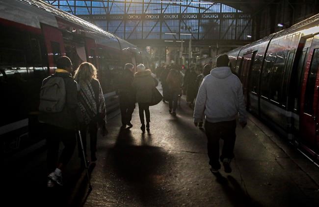 Glimmers of cheer for Paris commuters on 26th day of strikes | iNFOnews.ca CP1179999994