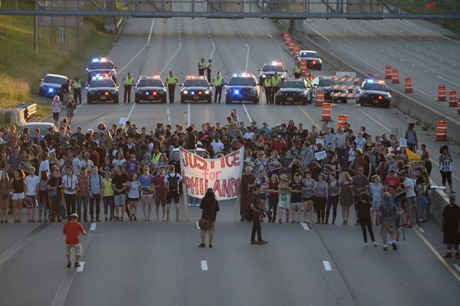 Protesters shut down Interstate 94 near downtown St. Paul | iNFOnews.ca Protesters shut down Interstate 94 near downtown St. Paul | iNFOnews.ca