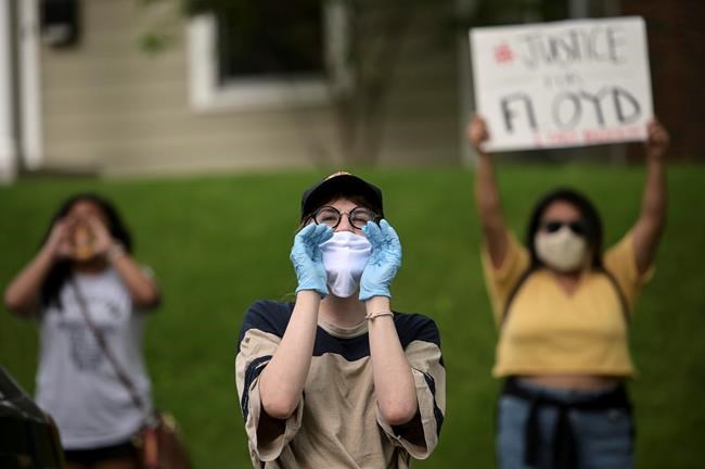 False news swirls around Minneapolis officer in fatal arrest | iNFOnews.ca