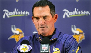 Child abuse charge puts previously popular Adrian Peterson at centre of criticism | iNFOnews.ca CP29917600