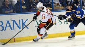 Lindstrom, Backes score early and Elliott stops 23 shots to lead Blues to 4-1 win over Flames | iNFOnews.ca CP30251696