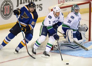 Ryan Miller makes 31 saves, Canucks rally late to beat Blues 4-1 | iNFOnews.ca CP30408636