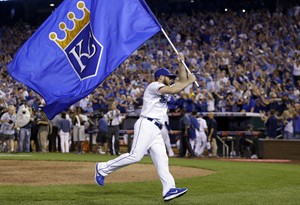 Royals run wild in thriller, rally past A's 9-8 in 12 innings in first playoff game since '85 | iNFOnews.ca CP30111063