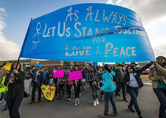 Man wounded in Kansas bar shooting speaks at vigil | iNFOnews.ca CP65932444