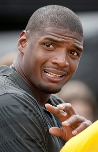 Rams cut Michael Sam, 1st openly gay player drafted in the NFL | iNFOnews.ca
