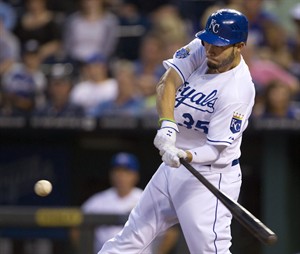 Pena drives in tying run, Dyson scores on misguided throw to give Royals 4-3 win over Brewers | iNFOnews.ca CP18805272