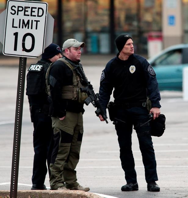2 St. Louis-area cops shot but saved by bulletproof vests | iNFOnews.ca