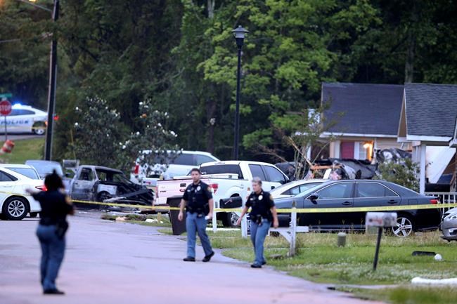 Four people killed when plane crashes into Mississippi home | iNFOnews.ca Four people killed when plane crashes into Mississippi home | iNFOnews.ca