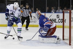 Henrik Sedin scores twice, ties game late, Canucks beat Rangers in shootout | iNFOnews.ca CP31972599