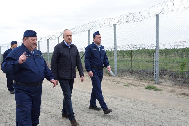 Hungary completes 2nd border fence meant to stop migrants | iNFOnews.ca CP2033951985