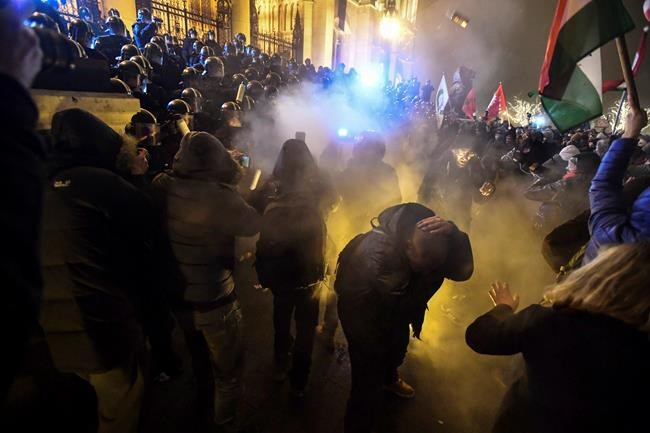 Hungary: Anti-govt protesters confront police at Parliament | iNFOnews.ca