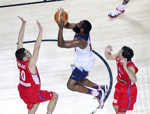 USA repeats as basketball world champions, beats Serbia 129-92 | iNFOnews.ca CP29890070