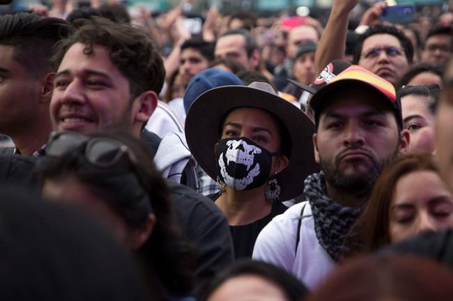 Mexico: AMLO shakes, hugs, cheek-kisses despite virus advice | iNFOnews.ca Mexico: AMLO shakes, hugs, cheek-kisses despite virus advice | iNFOnews.ca