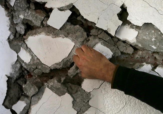 Immigrants touched by Mexico quake, try to help from afar | iNFOnews.ca CP31878813