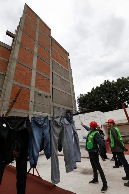 Mexican experts rush to inspect quake-damaged buildings | iNFOnews.ca