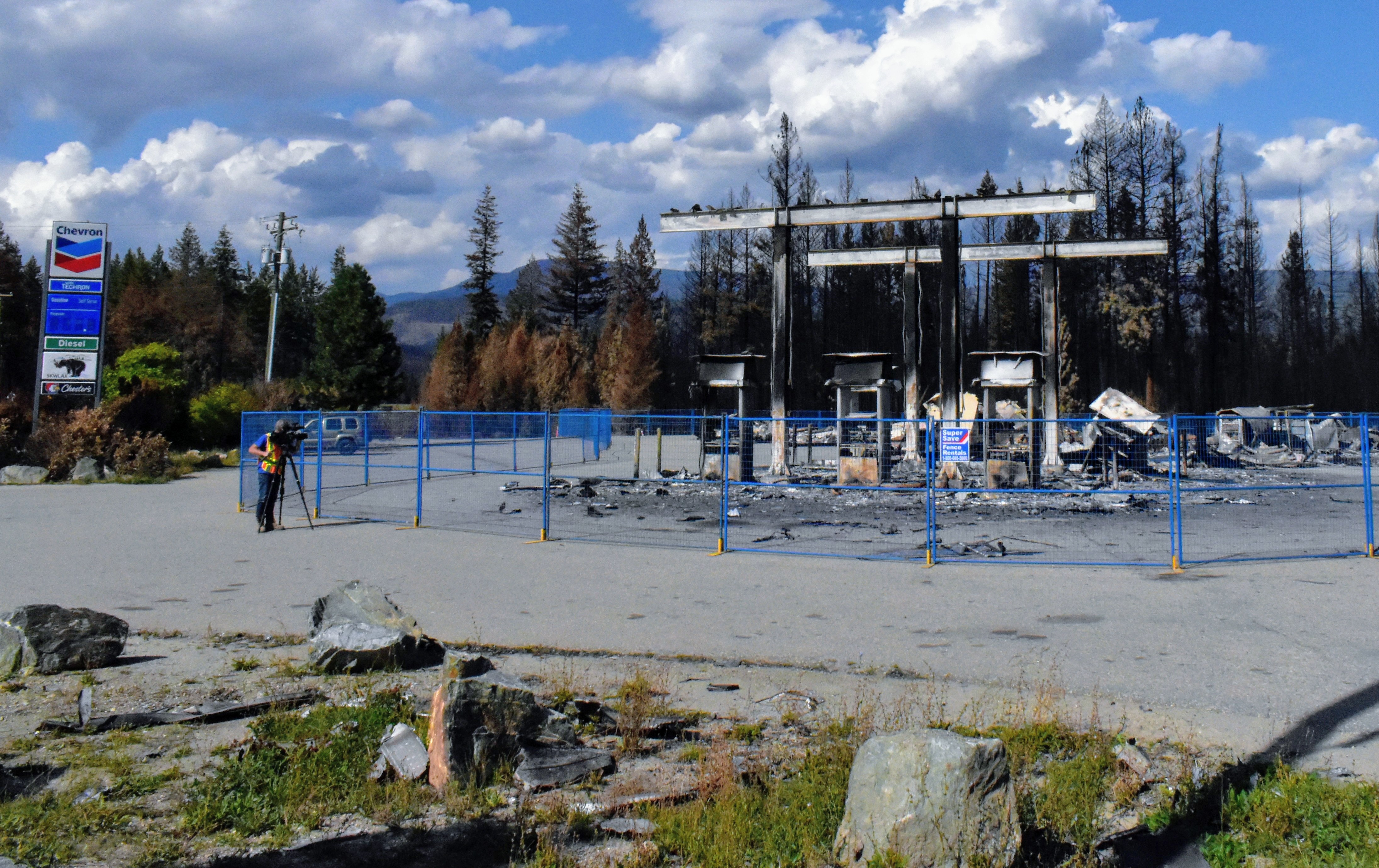 iN PHOTOS: Thousands of North Shuswap residents return to communities scarred by fire | iNFOnews.ca