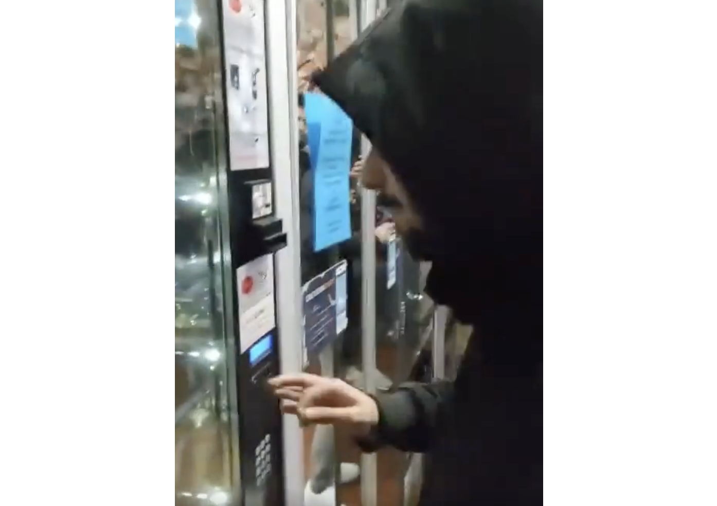 TRENDING NOW: Evil vending machine denies hungry dude | iNFOnews.ca TRENDING NOW: Evil vending machine denies hungry dude | iNFOnews.ca