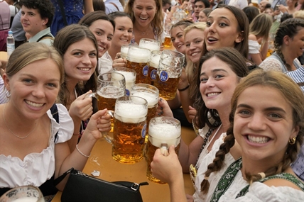 No weed, just beer: Bavaria bans smoking cannabis at Oktoberfest and beer gardens | iNFOnews.ca No weed, just beer: Bavaria bans smoking cannabis at Oktoberfest and beer gardens | iNFOnews.ca