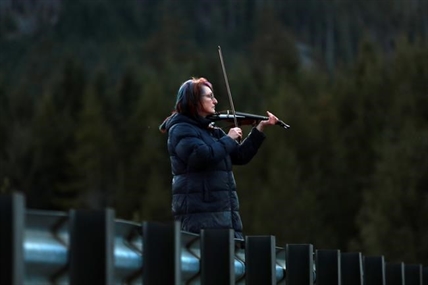 B.C. woman tries to coax trapped killer calf out of tidal lagoon with her violin | iNFOnews.ca B.C. woman tries to coax trapped killer calf out of tidal lagoon with her violin | iNFOnews.ca