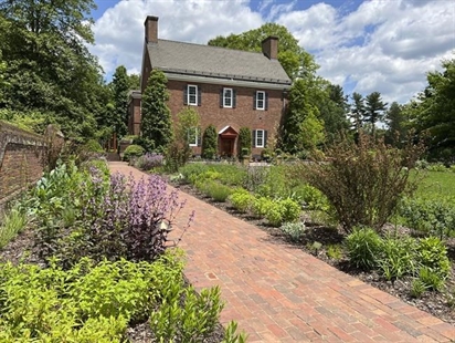 Yes, you can have a tidy native-plant garden. Here are some tips | iNFOnews.ca